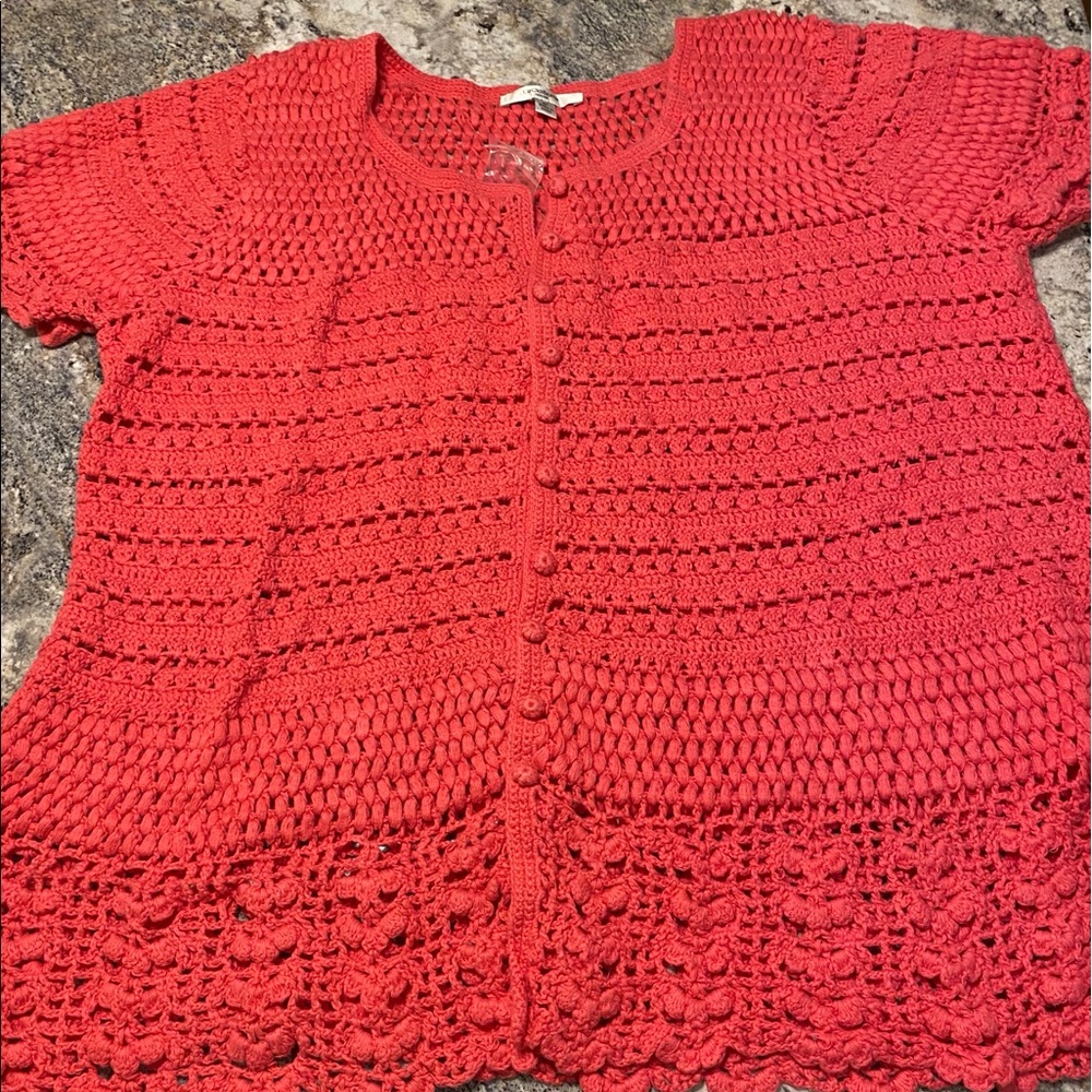 Short sleeved crocheted sweater in coral color